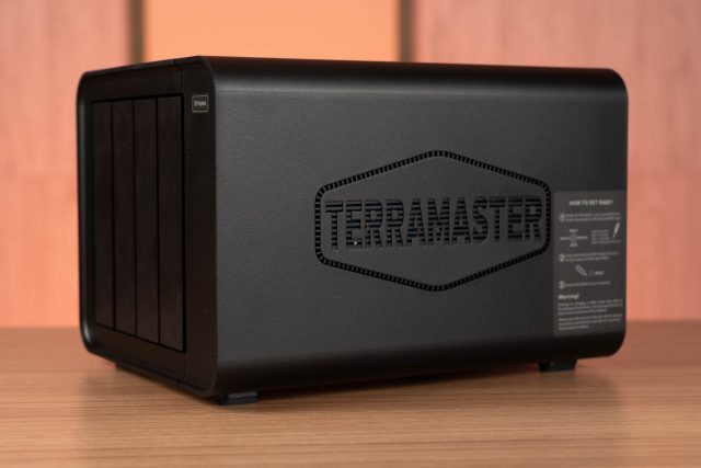 TerraMaster D8 Hybrid 08